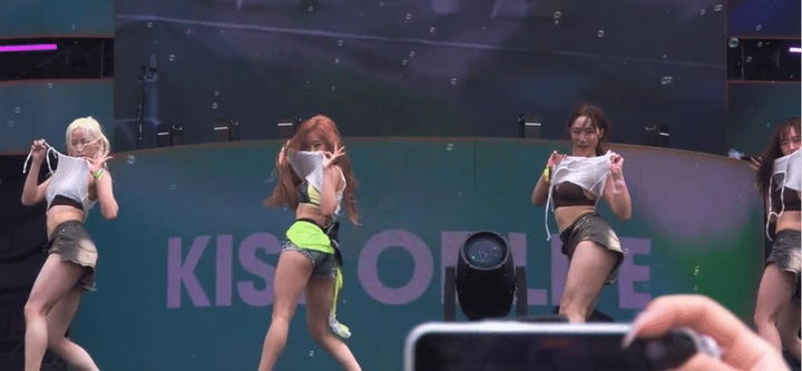 Nhóm nhạc nữ từng đồng loạt cởi áo trên sân sấu khiến khán giả 