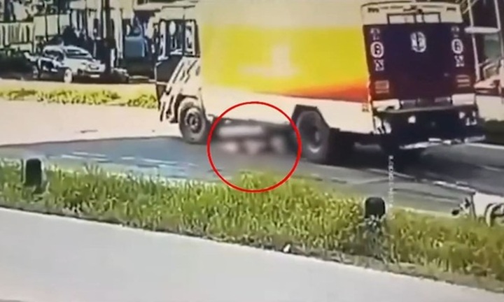 Clip: Đâm vào ổ gà rồi ngã xuống đường, người phụ nữ 44 tuổi bị xe tải chạy tốc độ cao cán tử vong