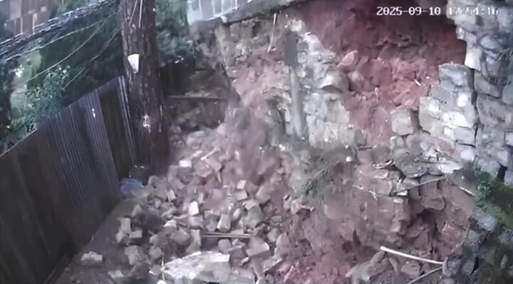 Vách taluy cao gần 3m bất ngờ đổ ập, vùi lấp đường đi của một hộ dân ở Đà Lạt