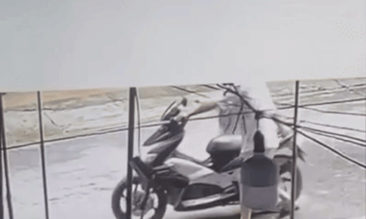 Vô tình vặn tay ga xe máy, bé trai 7 tuổi tử vong thương tâm: Camera ghi lại giây phút đau đớn