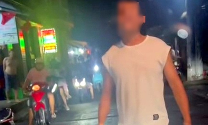 Người đàn ông thoát y, khiêu khích tài xế ở TP.HCM khai gì?