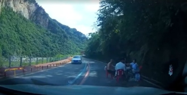 Bất chấp nguy hiểm, nhóm người thản nhiên ăn uống giữa lòng đường