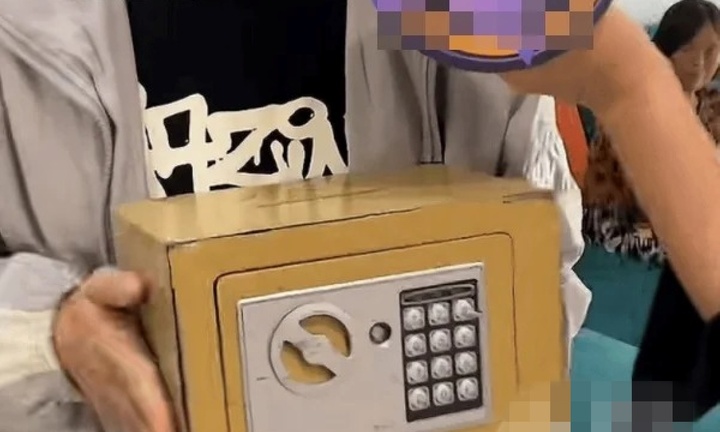 Bé gái 9 tuổi cuỗm két sắt khi qua nhà bạn chơi, thái độ người cha khiến dư luận phẫn nộ