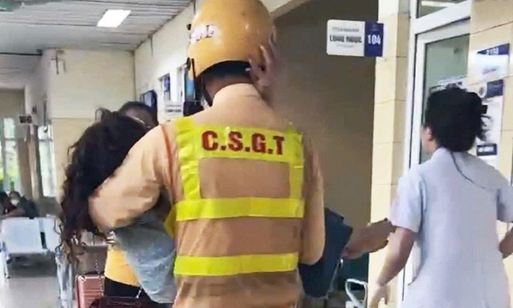 Clip: CSGT Hà Nội mở đường, đưa nữ giáo viên bị co giật vào Bệnh viện K cấp cứu