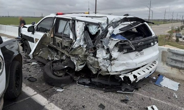 Clip: Xe tuần tra ở Mỹ bị đâm văng, cảnh sát mắc kẹt trên thành cầu