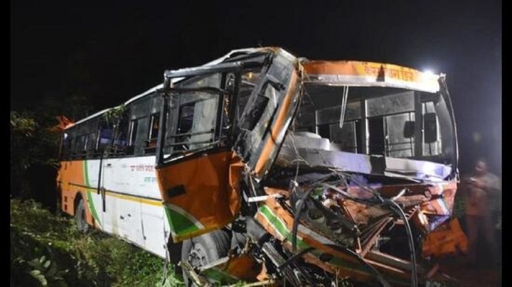 Tránh xe máy, xe buýt mất lái đâm vào xe bồn, lật xuống mương tại Ấn Độ, 5 người tử vong thương tâm