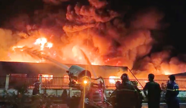 Hỏa hoạn nghiêm trọng tại khu công nghiệp Đồ Sơn, huy động robot chữa cháy