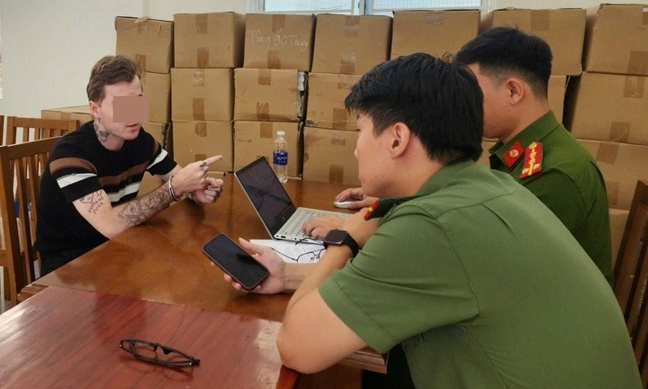 Tạm giữ một người đàn ông ngoại quốc mang súng vào quán bar ở Đà Nẵng