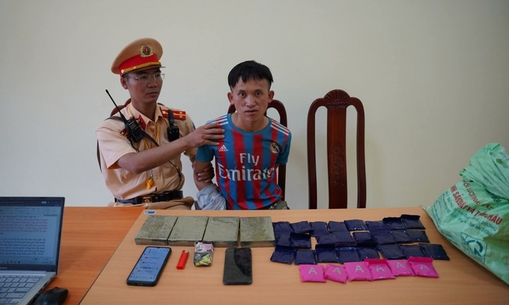 Bắt giữ nam thanh niên 26 tuổi vận chuyển 4 bánh heroin và 6.000 viên ma túy