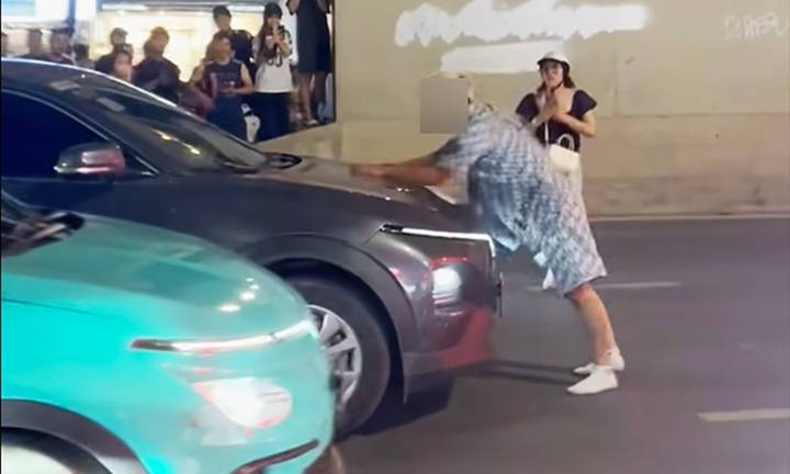 Nam thanh niên có biểu hiện lạ, liên tục la hét, chặn ô tô trên đường Hồ Tùng Mậu, CSGT Hà Nội nói gì?