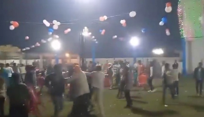 Clip: Khách mời tranh cãi về món tráng miệng, lao vào ẩu đả dữ dội giữa đám cưới