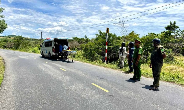 Hiện trường vụ người đàn ông tử vong cạnh biển báo giao thông ở Lâm Đồng