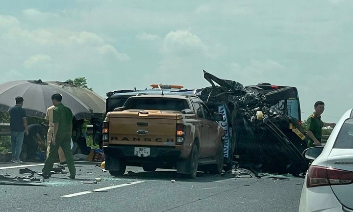 Vụ 4 ô tô tông liên hoàn trên cao tốc, 18 người nhập viện: Nguyên nhân ban đầu