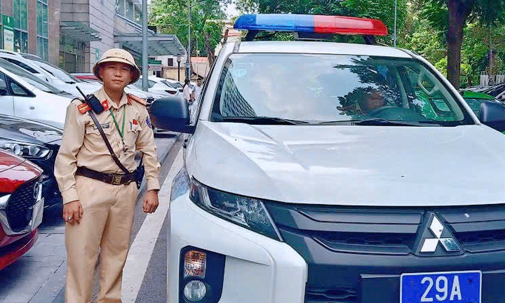 Clip CSGT Hà Nội kịp thời mở đường đưa người dân đi cấp cứu