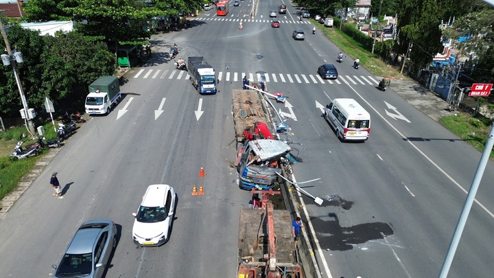 Hiện trường vụ xe đầu kéo lao vào dải phân cách trên quốc lộ 51