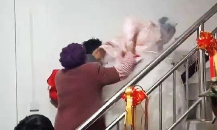 Mẹ chồng bất ngờ xông tới kéo con dâu lại, không cho đi trước chú rể trong ngày thành hôn, lý do khiến nhiều người ngán ngẩm