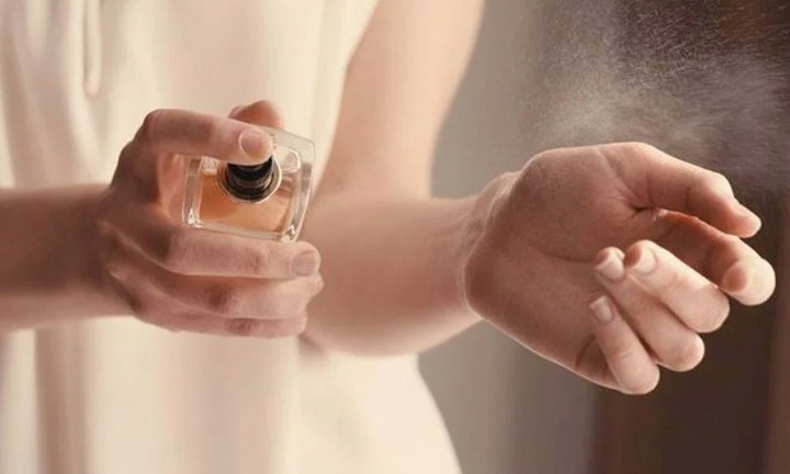 Mẹo xịt nước hoa lưu hương cả ngày trong mùa hè