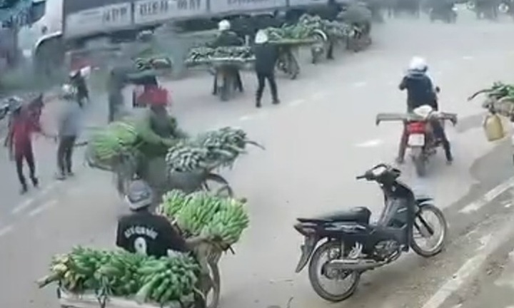 Khoảnh khắc xe tải bất ngờ lao thẳng vào chợ chuối ở Quảng Trị, 3 người tử vong thương tâm