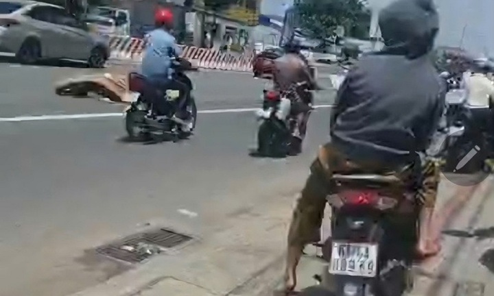 Va chạm với xe bồn, nam sinh lớp 11 tử vong, mẹ khóc nghẹn tại hiện trường khiến ai nấy xót xa