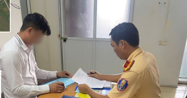 Xử phạt tài xế ô tô để trẻ em thò đầu ra ngoài qua cửa sổ trời ở Ninh Bình