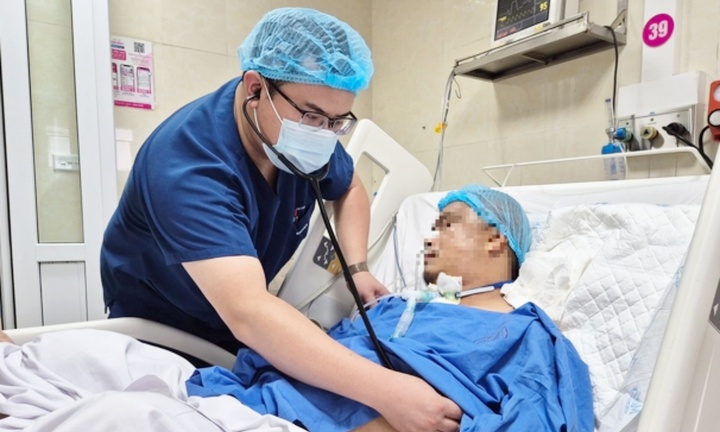  Thứ trưởng Bộ Y tế trực tiếp đồng hành “giành lại sự sống” cho người đàn ông gặp nạn trên cầu Nhật Tân