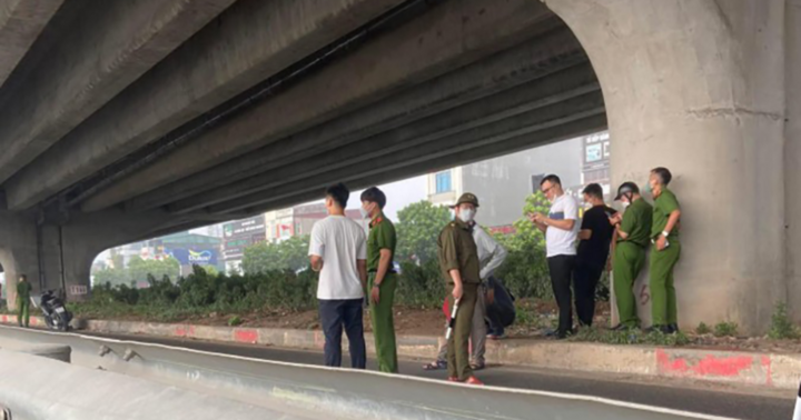  Người dân bàng hoàng phát hiện 1 thi thể đang phân hủy dưới chân đường vành đai 3 ở Hà Nội