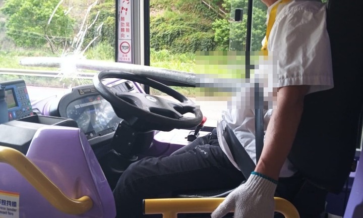 Clip: Hiện trường vụ tài xế xe buýt bị thanh sắt xuyên thủng kính xe, đâm trúng ngực