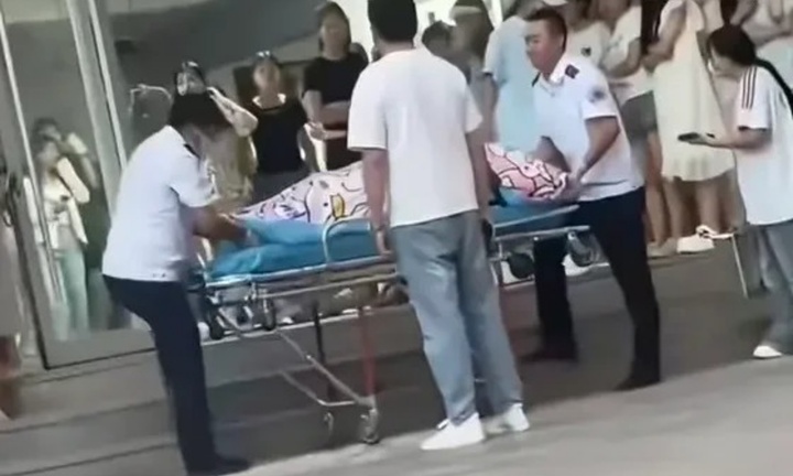 Nữ sinh sinh con trong nhà vệ sinh ký túc xá, tự cắt dây rốn rồi giấu con vào túi ni lông