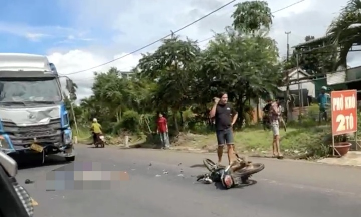 Hiện trường vụ va chạm với xe tải, hai thanh niên đi xe máy tử vong ở Lâm Đồng