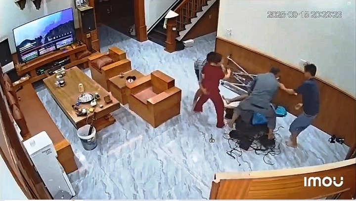 Xác minh vụ người đàn ông đang ngồi trong nhà bất ngờ bị nhóm người xông vào đánh gục tại chỗ