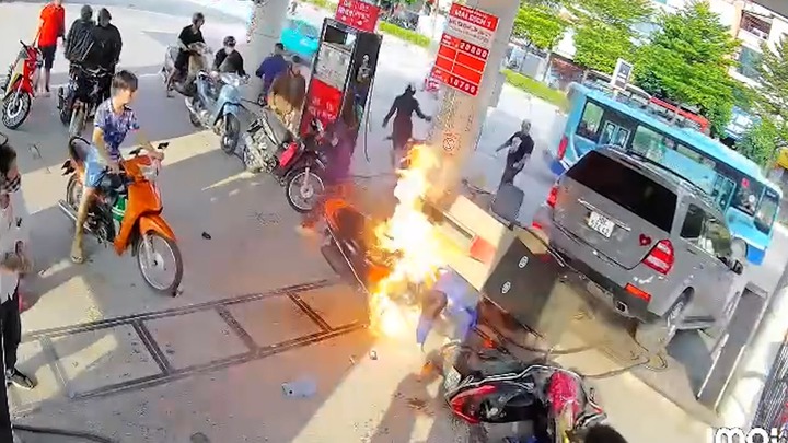Clip: Mercedes lùi đổ cột bơm xăng gây cháy dữ dội, nhân viên bị đè trúng may mắn thoát nạn ở Hà Nội