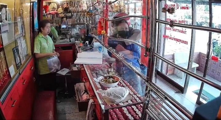 Camera ghi cảnh người đàn ông dùng dao cướp tiệm vàng, bắt khách làm con tin