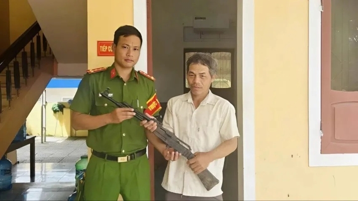 Đi làm đồng bất ngờ nhặt được khẩu súng AK-47, người dân mang giao nộp công an