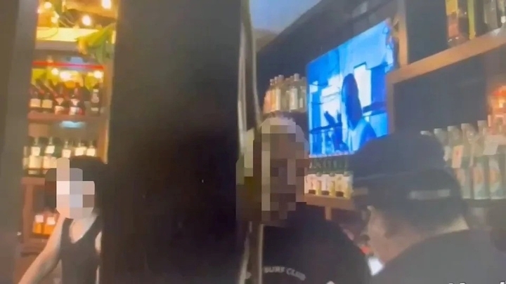 Đột kích quán bar, bắt giữ 1 nam ca sĩ quen mặt trong showbiz 