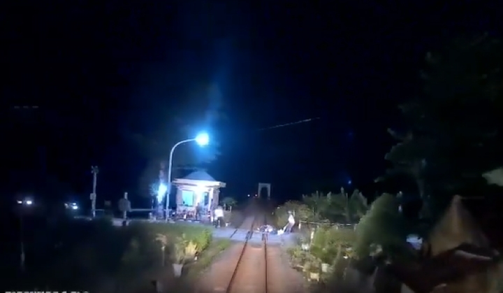 Clip: Nhân viên đường sắt cứu người đi xe máy, ngã giữa đường ray ngay trước trước khi tàu đến