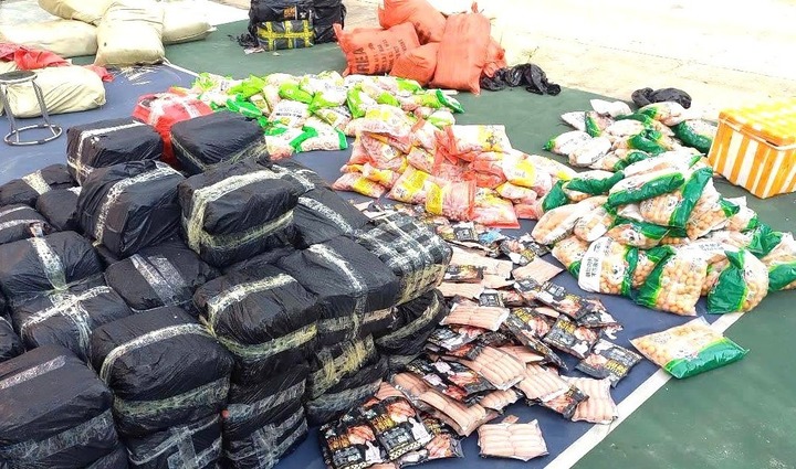 Thu giữ hơn 3 tấn thực phẩm đông lạnh không rõ nguồn gốc khi kiểm tra xe khách