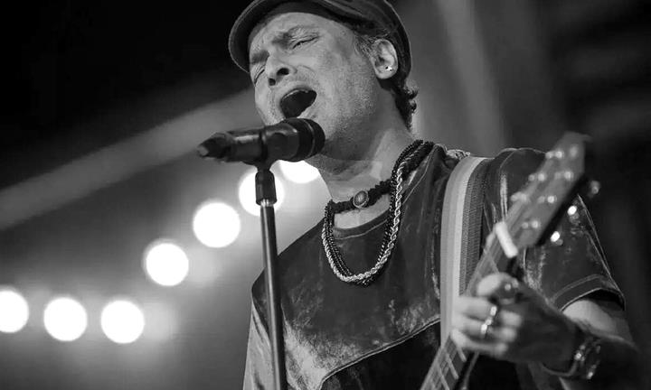 Nam ca sĩ kiêm nhạc sĩ nổi tiếng đột ngột qua đời ở tuổi 52