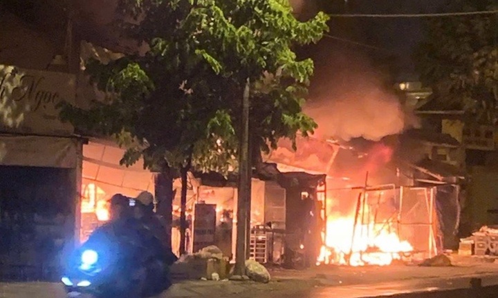 Cháy chợ Xuân Thới Sơn lúc nửa đêm, nhiều hàng hóa bị thiêu rụi