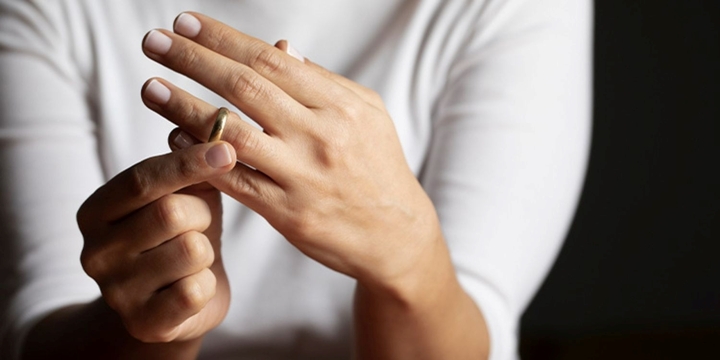 Ly hôn chồng bệnh tật để đến với