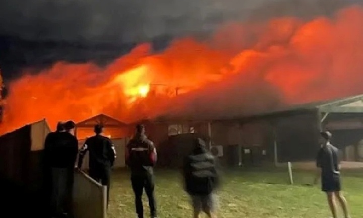 Mẹ vô tâm bỏ mặc 3 con thơ trong đám cháy, chạy trốn cùng bạn trai