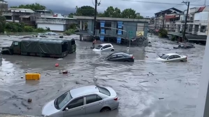 Siêu bão Ragasa: Kinh hoàng bùn đất cuồn cuộn tràn qua đập chắn khiến cả thị trấn ở Trung Quốc chìm trong nước bẩn đen ngòm