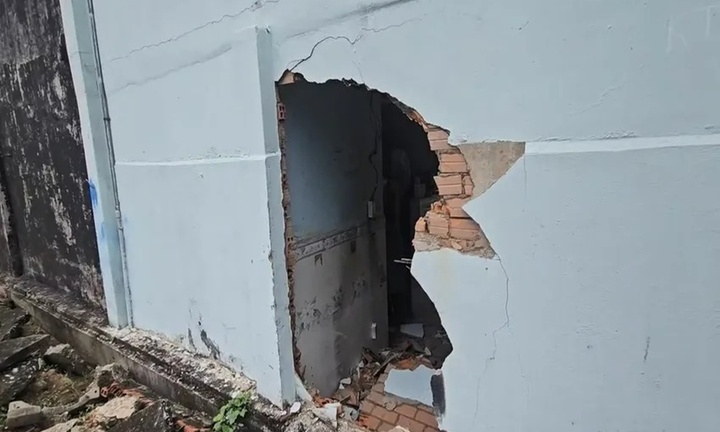 Hiện trường vụ taxi công nghệ tông thủng tường nhà dân ở TP.HCM