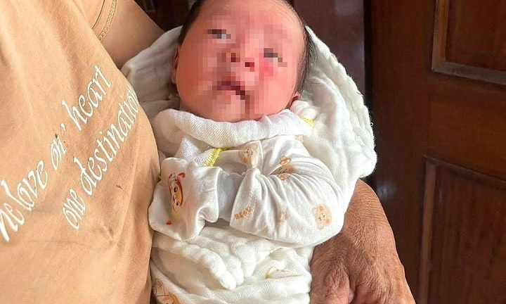 Mẹ bỏ rơi con gái sơ sinh ở trạm điện cùng tờ giấy ghi tên và 15 triệu đồng