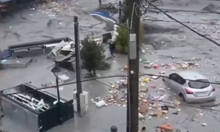 Clip: Vỡ hồ chắn trên thượng nguồn suối Mã Thái An, bùn đất cuồn cuộn tràn vào thị trấn, hơn 260 người mắc kẹt