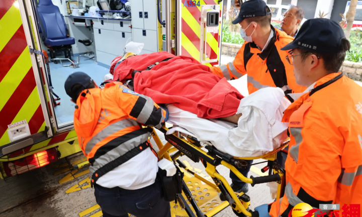 Ra đê chắn sóng ở Trung Quốc ngắm bão Ragasa, hai mẹ con bị sóng lớn cuốn rơi xuống biển