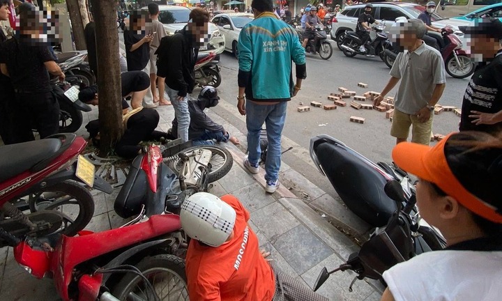 Hiện trường vụ ô tô tông loạt phương tiện ở Hà Nội, 4 người bị thương