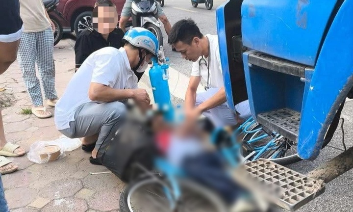 Tai nạn giao thông ở Hà Nội: Nam sinh lớp 6 tử vong gần cổng trường học, xót xa cảnh người nhà khóc ngất tại hiện trường