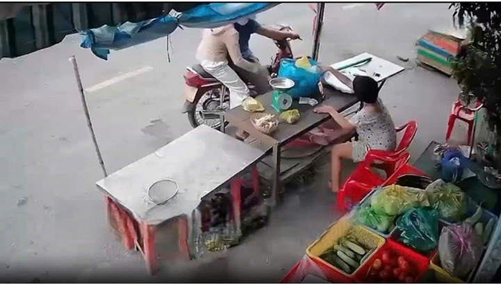 Người phụ nữ khuyết tật ở Tây Ninh bị đôi nam nữ dàn cảnh giật điện thoại: Nạn nhân tử vong sau đó, camera ghi lại gì?