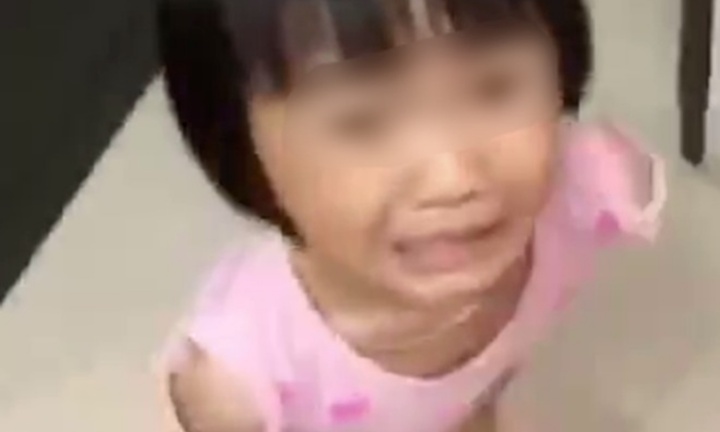 Xác minh clip bé gái nghi bị bố bạo hành, ép gọi điện bảo mẹ 