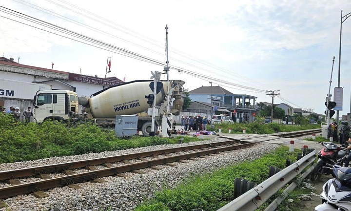 Xe bồn băng qua đường sắt va chạm với xe máy, 2 phụ nữ tử vong thương tâm 